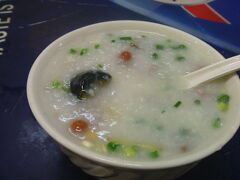 　9：05　北角の市場でお粥。15ドル。安すぎ。
