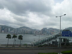 　12：45　駅から人の流れに乗って歩いていると、プロムナードに到着。