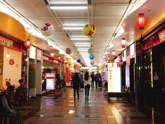 龍山寺は台北でいくつかあるパワースポットのひとつとされています。
運気をアップして下さる様々な神さまたちがご鎮座しており、多くの人が参拝に訪れる人気のスポット。初めて訪れます。

そして龍山寺の地下には台湾最大の占い街があるという。。。
皆、こちらに興味をそそられ先に立ち寄ることに。