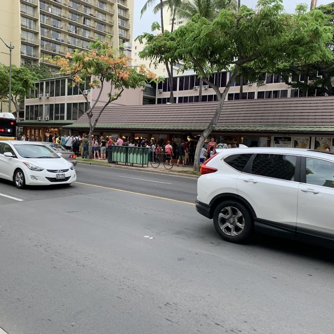 インタマからクヒオ通りにでて左に進むと前方に長蛇の列ができている！<br />丸亀製麺だ！気になるけど、ここまで並んで食べようとは思わないな～<br />日本にある店と何か違うのかな～？