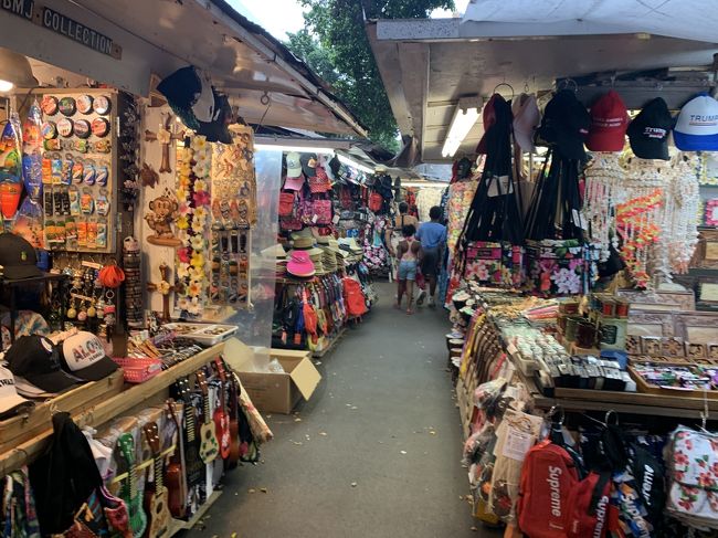 丸亀製麺過ぎて小道を行くと昔のワイキキに沢山有った屋台みたいな店が並んでたので覗いてみた！なんか懐かしい感じ！