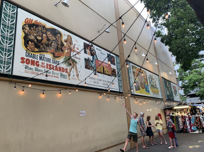 カラカウア通りに出る前の建物の壁に有った看板を撮影。その後、ロイヤルハワイアンセンターを見て回り、夕食はフードコートで食べることに決定。