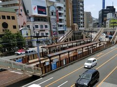 ＪＲ駅前だからか、結構大きな電停のような気がします。
歩道橋からの階段が多いのが目立ちます。