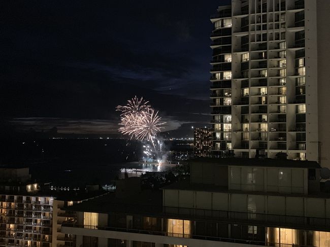 夜景撮影していると花火が上がった。<br />今日が金曜日だと忘れてた、タイミング良すぎ(^｡^)
