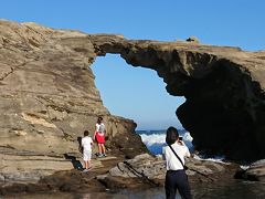 油壺マリンパークから城ヶ島行きバスに乗り、城ヶ島を再び目指します。城ヶ島に入って「白秋碑前」バス停下車にて徒歩で公園に向かいます。遊歩道（ハイキングコース）を歩いて有名な「馬の背洞門」に到着。外国人も多い場所でした。