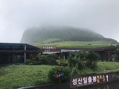 全く見えない！
あまりに散々さに笑えてきちゃった！
この先にあるのが城山日出峰だよね、たぶん！