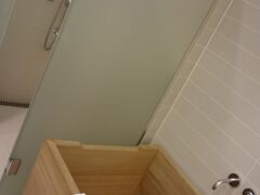 そしてこのホテルの目玉はこのヒノキ風呂！
ソウルでヒノキ風呂に入れるなんて感動です。
隣はシャワールームです。
