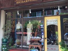 歩いて→ 『シーサンパンマイ(スリサンパイマイ) : Srisanpanmai』に、。

巻きスカートの品揃えが多いお店で、気になるお店だったので、寄ってみました。