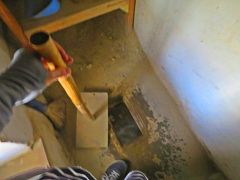 トイレは基本的には、ボットン式のエコ・トイレット。
トイレは2階建ての上階階部分にあり、2階床に開けられた長方形の穴から階下に向かって、ボットン。
使用後は砂を穴から落とせばOK。

年間降水量が80mmを切る乾燥気候のラダックでは、排泄物も砂をかければ匂いがしなくなり、その量がたまれば最高の有機肥料となる。

エコ・トイレの写真はレーの人気カフェ：Lala’s Cafeにて撮影
