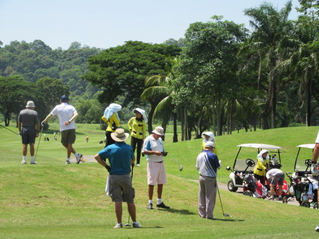 ■KHAO KHEOW CONYRT CLUB；1回目<br />Woody's Bar Bunker Boys Golf Society<br />グリーン費：800<br />キャディ：350<br />競技費：220<br />歩きプレー<br />交通費：250...個人の車利用<br />緊張の第一打ホール<br />本日、B-C