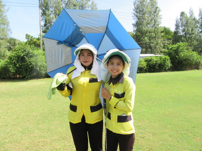 ■KHAO KHEOW CONYRT CLUB<br />右が担当4年生キャディ....前半はグリーン指示良かったが、後半は外れ多し。