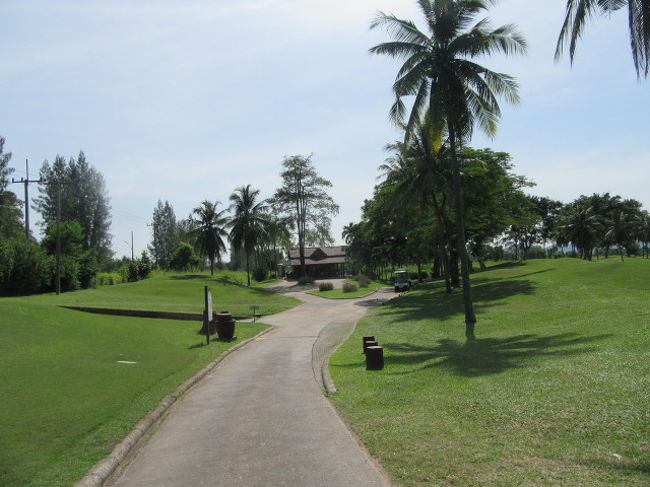 後半、あきらめプレーとなってしまった。<br />今回、4ラウンド後半に、初めて暑さを感じた。<br />お茶屋へ水買いに走った。<br />冷えた水ボトル、＠20バーツでした。