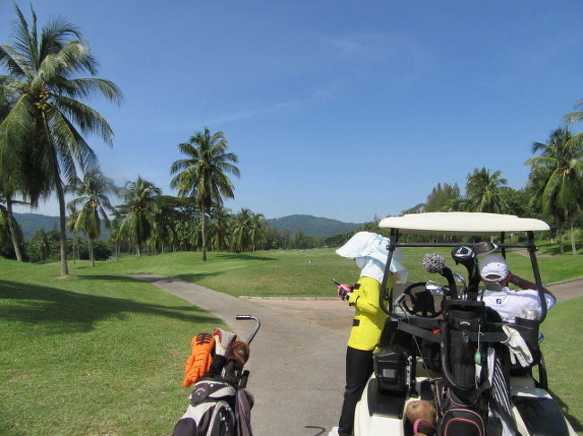 一寸の合間に、スマホ操作はキャディさん。<br />プレーヤーは、この動作を気にする人は、多いい。<br /><br />グリーンは、芝伸びてて、ヤヤ遅かった。<br />フェアーウエーは所々禿げてた。