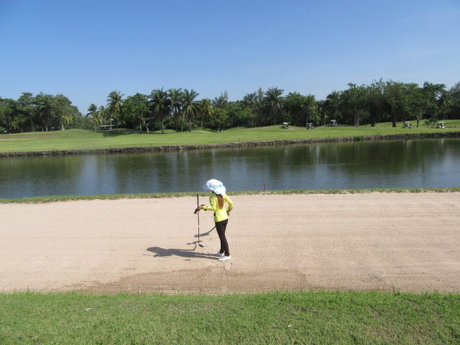 ■KHAO KHEOW CONYRT CLUB<br />　大きいバンカー...ある面、水に入らないだけいいかも。<br />　水への傾斜フェアーウエーだと、池ポチャになり易いから。<br />　1回で脱出はできました。