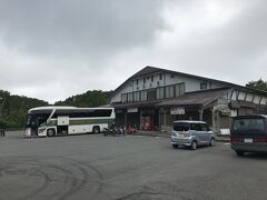 さてロープウェイの各駅には映画「八甲田山」の名場面やロケ風景の写真が展示している。映画そのものは公開時小学生だったので見ていないけれど、「天は我を見放した」という神田大尉役の北大路欣也さんがつぶやいたセリフはＣＭで流され、無茶印象に残っている。せっかく夏の八甲田に来たんだから、何か雪中行軍に関わりのある場所を訪ねてみよう。ってことで、少し道を戻ってやってきたのが銅像茶屋