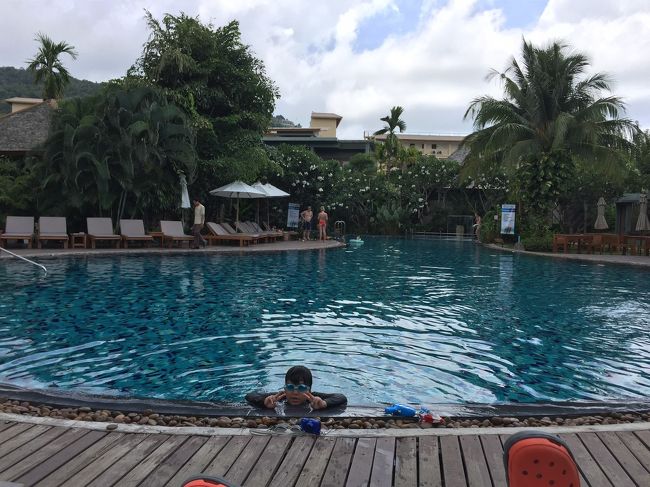 6日目。<br />楽しかった旅もそろそろ終わり。<br />悔いの無いよう泳ぎます<br />子どもは水に浸かってたら満足げですね