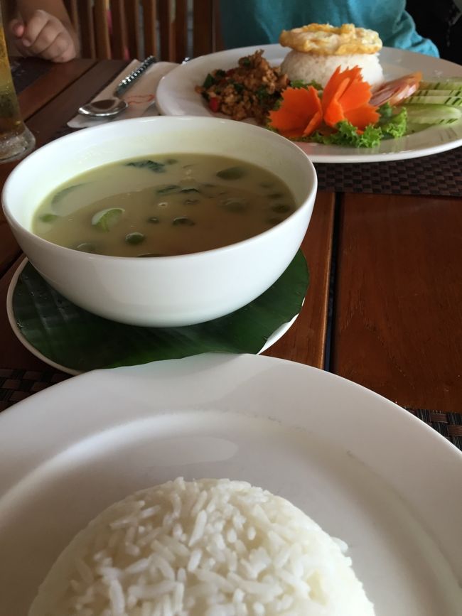 飽きずにゲーンキャゥワーン<br />マクワプワ入ってたよ！ようやく！<br />豆と勘違いするくらい歯応え、苦味がある雀ナス。<br />こいつがグリーンカレーにとっては恰好のアクセントになるわけです<br />日本じゃなかなか食べれないからね！