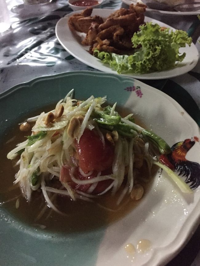 ソムタム！<br />美味い！<br />辛さは唐辛子1本で。<br />マイサイプリックにすると全く辛くなくなるので、サイプリックヌン（メット）にしませう。<br /><br />辛さが全く駄目な方、ノースパイシーやマイペットでも辛さが全くなくなることは無いので注意。辛さナシの場合は英語だとノーチリ！タイ語だとマイサイプリック！<br /><br />唐辛子何本とかいうのはソムタムくらいにしか通用しないかも<br />ペースト自体に辛味が入ってる料理、カレー類とかトムヤム類とかは辛味抜きは無理かも