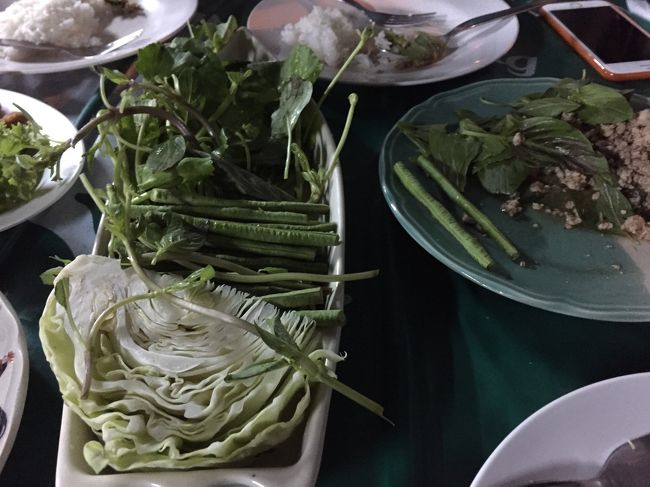 ラープムー！<br />このお店の名「ラープカタ」というくらいですから、ラープ頼まないわけにはいきますまい。<br /><br />もはやラープはタイ料理の定番。<br />タイで売られてるプリッツもラープ味ありますからね。<br />そしてイサーンではラープやナムトック頼むとこの野菜セットが出てくる！<br />この野菜セットに欠かせないのが緑色のインゲン的なやつ。<br />インゲンとよく言われるけど、違います。ササゲです。苦いです。この苦さが大人の味。