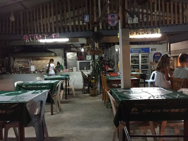 うほ！<br />いい感じ！<br />ローカル感漂う陰鬱な店構え。<br />ローカル感漂ってるけど、やはりリゾート地。ファランが多め。