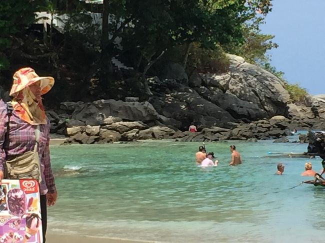 カタビーチの南端は岩場になっててシュノーケリングポイントだそう<br />さっそく潜ってみる