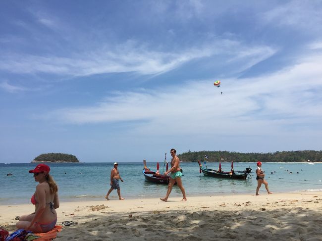 カタビーチにきた！<br />いい天気！<br />パラセールやってるけど、パタヤほど五月蝿くない！<br />パツキンのチャンネーたくさん！<br /><br />白人さん多いね<br />なんで白人は日に当たりたがるのだろう