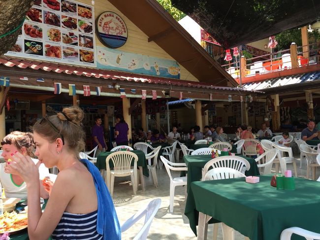 お昼はこちら！<br />カタママシーフード<br />オンザビーチでロケーション抜群！