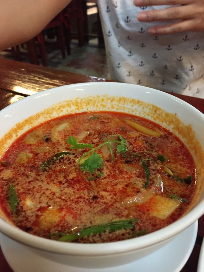 トムヤムクン。<br />ミルク控えめな感じ<br />出汁が十分だとココナツミルクは邪魔になるから、こちらのトムヤムはなかなか良いお味。　<br /><br />全体的には無難な味付けで、丁寧な仕事をなされてるものの、ときめく感じはなく。<br />食べログにも言えるけど、TAや4traのような評価サイトを参考にする際は、ランクや点数で短絡的に判断せず、書かれてるコメントを精査した方が好みの店を見つけやすいな、と痛感した。<br />特に観光地だとその傾向が強く出るように思う