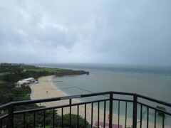 ６月２６日午後１時。
ホテル日航アリビラのラナイ（テラス）からの定点写真。
朝からの強い雨も少し落ち着いたようです。
