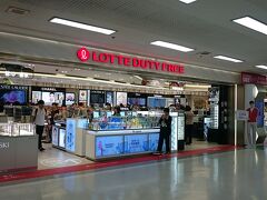 新羅免税店には化粧品は無いので、LOTTE免税店を見ていたら、お目当ての商品を発見。
空港を満喫しました。