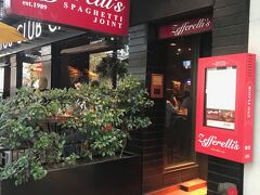 行く前にフロントから予約してもらいました

イタリアン Zefferelli's

お店は2階

人気店のようで店内はうるさいほど賑わってます

こういう店 大好き !!
