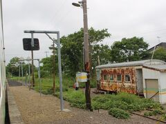 この区間はレールは単線、駅はホーム１本だけ、古い貨車を使った待合室が置いてあるだけの駅が目立ちます。
途中駅では、石狩金沢駅でおじさんが１人、中小屋駅では若い女性が１人下車。
知来乙駅では、１人おばさんが降りて、おばあさんが乗ってきました。

中小屋駅で下車した若い女性はどこに向かうのでしょう。