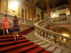 ●国立オペラ劇場

現在改装中なので、見学ルート等の変更が行われてたと思うのですが、最終的にこの階段に腰かけて、オペラを鑑賞しました。2名の女性オペラ歌手の歌声を堪能できました。とっても迫力のある美しい声で、綺麗なお顔立ちの人でした。
