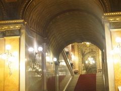 ●国立オペラ劇場

ここは、国王の階段と呼ばれています。
オーストリア・ハンガリー帝国時代に、皇帝フランツ･ヨーゼフとエリザベート皇妃がこの歌劇場を訪れました。そのときに皇帝夫婦が使用した階段です。