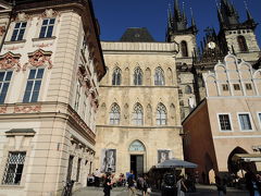 石の鐘の家
ティーン教会の左側、外壁に石の鐘がついていることから名付けられました。プラハの中でも歴史ある建物の１つだそうです。
１階右上に小さな石の鐘があります。
