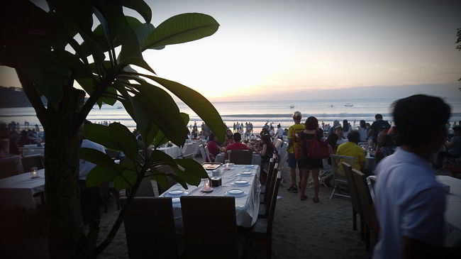 店員さんに声を掛けると席に案内してくれます。