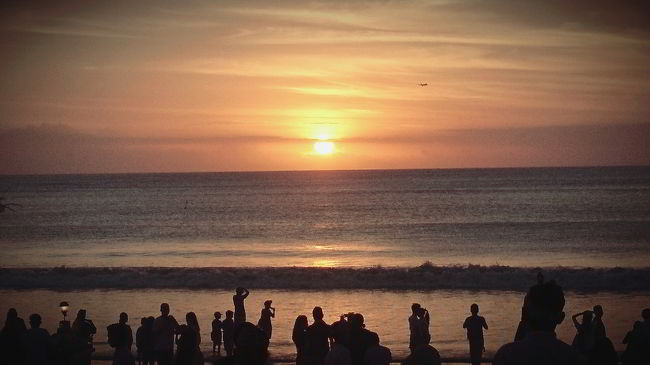 キレイな夕日を見ながら、美味しいシーフードを食べる。