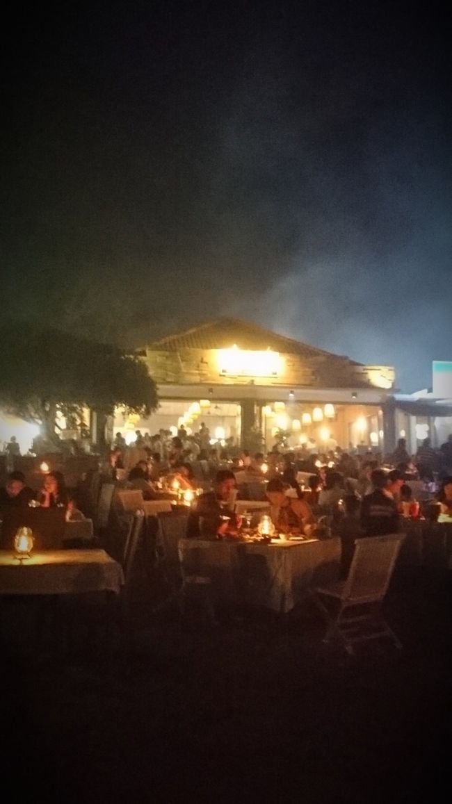 お店の様子。<br /><br />店の前の砂浜にテーブルがたくさん並んでいます。<br /><br />各テーブルに、ランプがあってとてもロマンチック。