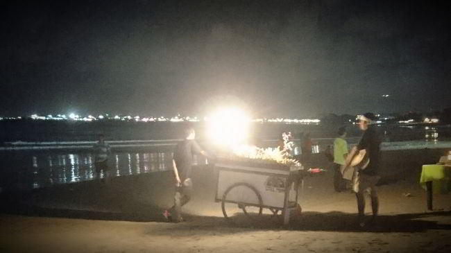 ビーチでは、トウモロコシや子ども用の光るおもちゃなどを売っていました。