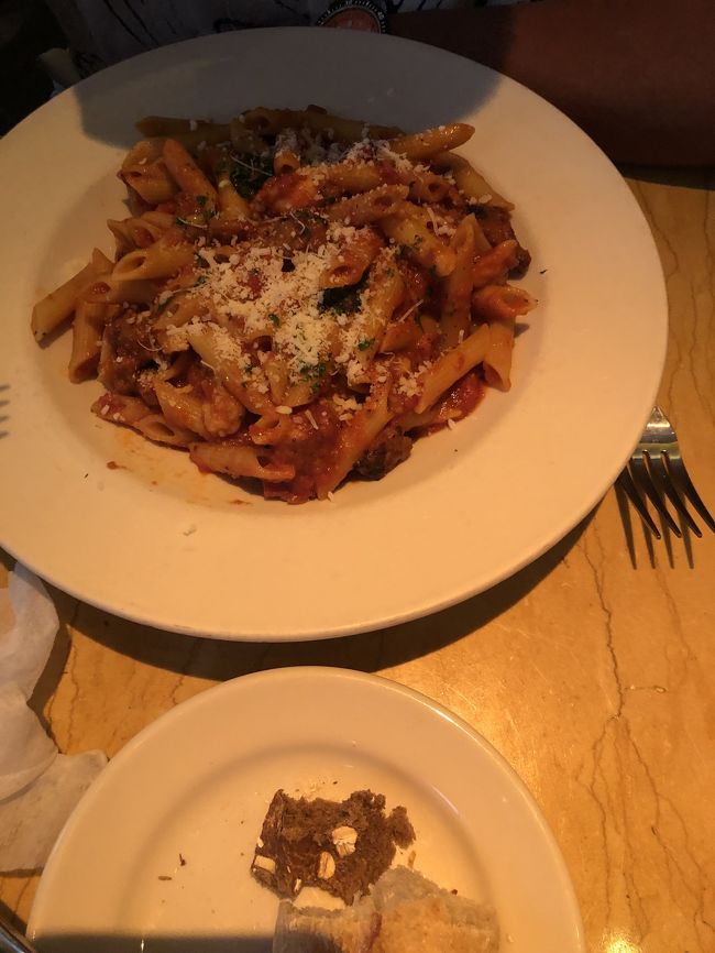 夫は<br />海老とソーセージのピリ辛トマトソースパスタ。 <br /><br />結構、、ってか、だいぶん<br />味つけ濃いめ( ；∀；)！！