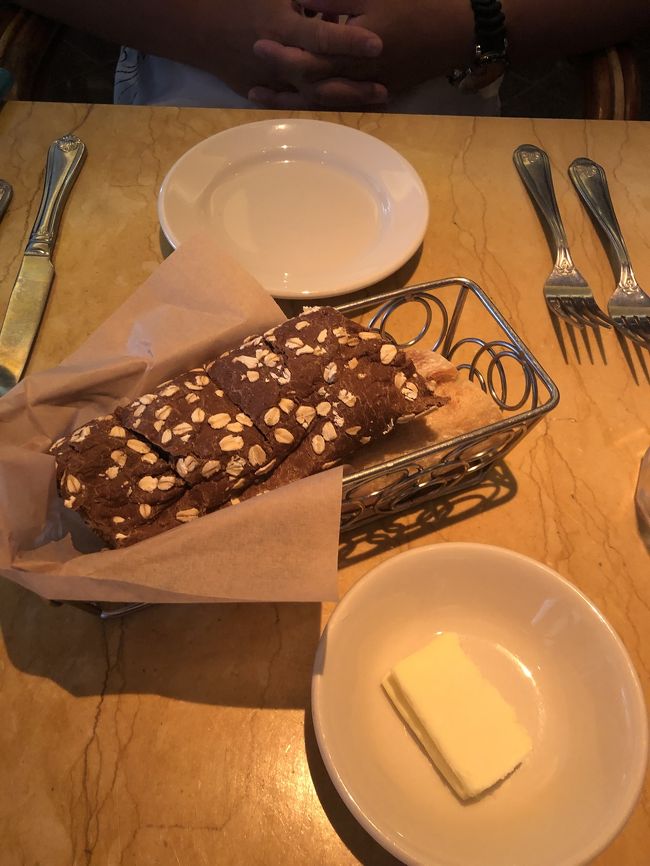 ワイキキまだ帰ってきて<br />チーズケーキファクトリーに<br />遅めのランチをしに来ました(＾∀＾) <br />この黒いパンが<br />ほんのり甘くて美味しいです～！<br />むしろこのパンだけでいいくらい。<br /><br />売ってないのかな