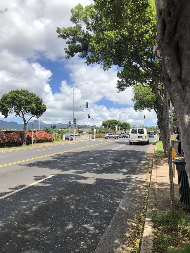 降りたら<br />道路挟んだ反対側のバス停に行き<br />ワイケレアウトレット目の前までいく<br />「433」Waipahu transit centre<br />行きのバスに乗って3つ目のバス停で降車です。<br /><br />この  E  から  433のバスの乗り継ぎが<br />うまくいけば良いですが<br />433のバスは30分間隔運行らしいので<br />乗り継ぎがうまくいかないときは<br />433のバスを待つか<br />1.5キロ近くを<br />歩いてもワイケレアウトレットに行けるみたいですー。<br />行きは良いですが<br />帰りお買い物して荷物たくさんだと30分待ってもバス乗りたいですね(＞＜)