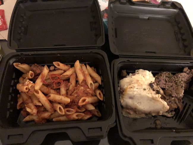 昼の残りをTo goし<br />私はこちらを夕食に。<br />少し食べて<br />もったいないけど<br />捨ててしまいました(T ^ T)