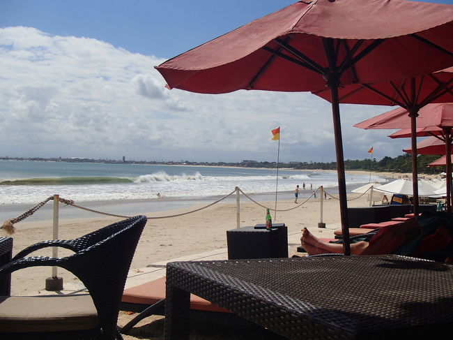 ホテルのビーチクラブでランチ。