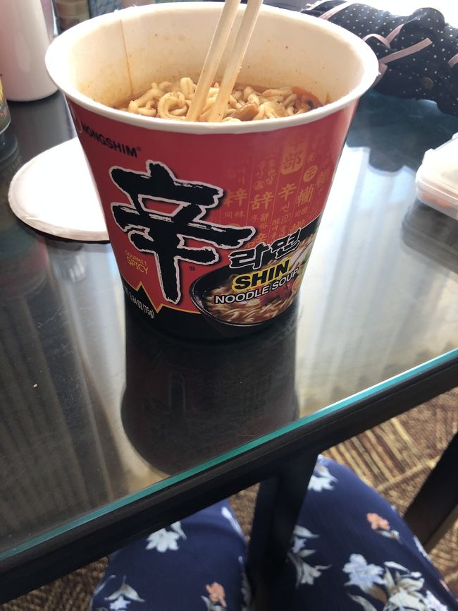 帰りABCストアを覗いて<br />辛ラーメンが目に留まり<br />無性に食べたくなり購入！<br />美味しかったー！