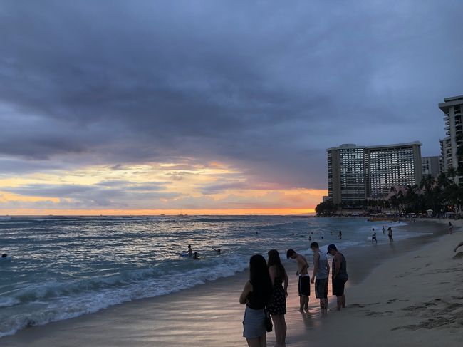 フードコードのパンダエキスプレスで最後の晩餐をし、<br />サンセットと<br />アラモアナビーチパークで<br />20:30から打ち上げられる<br />独立記念日花火をみに<br />ワイキキビーチへ。<br /><br />残念ながら雲が多くてサンセットは<br />見れませんでした～（ ;  ; ）<br />
