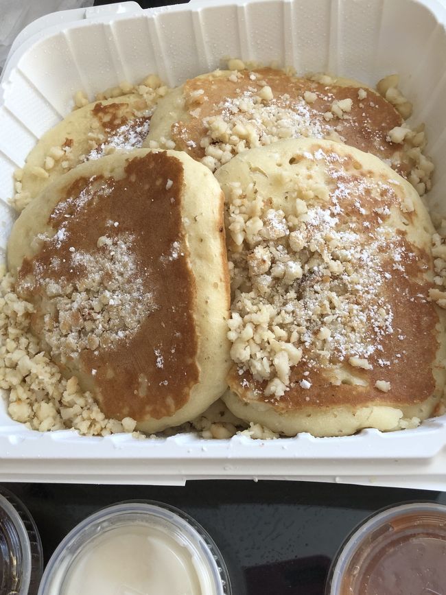 7／4（木）９日目。9:00起床、朝寝坊。<br />今日はアメリカの独立記念日です。<br /><br />ハワイで終日過ごせるのも今日が最後です。<br /><br />朝はエッグスンシングスの<br />マカデミアナッツパンケーキを(＾∀＾)<br />12$<br /><br />朝から一人一つのメニューは食べれないから<br />持ち帰りして<br />ホテルにて食べました～