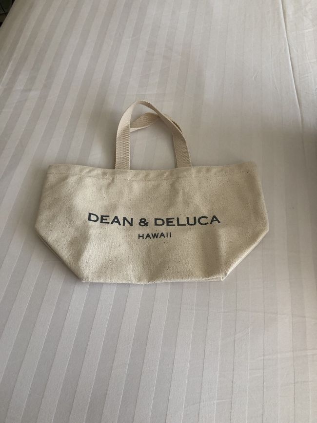 夫はまたビーチに。<br />私はDEAN＆DELUCAのエコバッグを買いに<br />ロイヤルハワイアンセンターに<br /><br />ブラック、ブルー、ホワイト3種類ありましたよー！<br />もちろん限定のは売り切れ！<br />