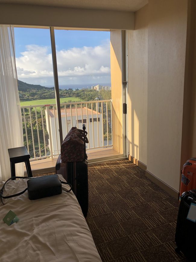 身支度が整い<br />お世話になったこのお部屋ともお別れです～<br />９泊もして、たくさんハワイを楽しんだから<br />思い残すことないよね！なんて<br />夫と話してましたが<br />やはり出発の朝は<br />寂しいです～（ ;  ; ）<br />一週間前に戻りたいねぇ～。。。