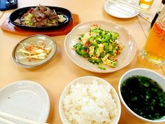 階段をあがると２階もすごい活気！ご飯屋さんの呼込み合戦Σ（・□・；）
外国人のお客様が沢山いて、賑わい方がワールドクラス

私たちは"道頓堀"に決定
